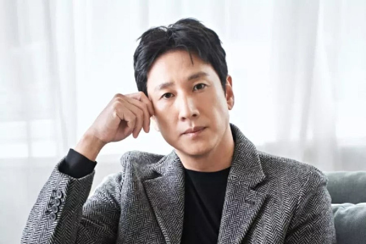 Lee Sun Kyun qua đời khiến showbiz Hàn Quốc đình trệ.