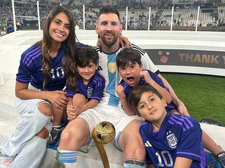 Messi took a photo to celebrate the 2022 World Cup championship with his wife and children.