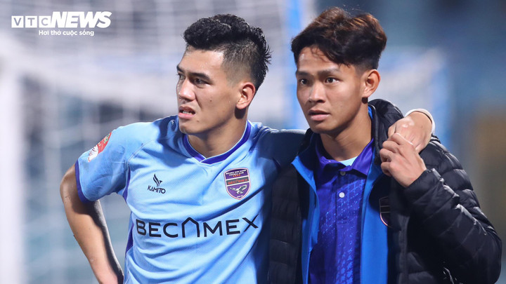 Tiến Linh chấn thương phải rời sân sớm. (Ảnh: Kim Chi)