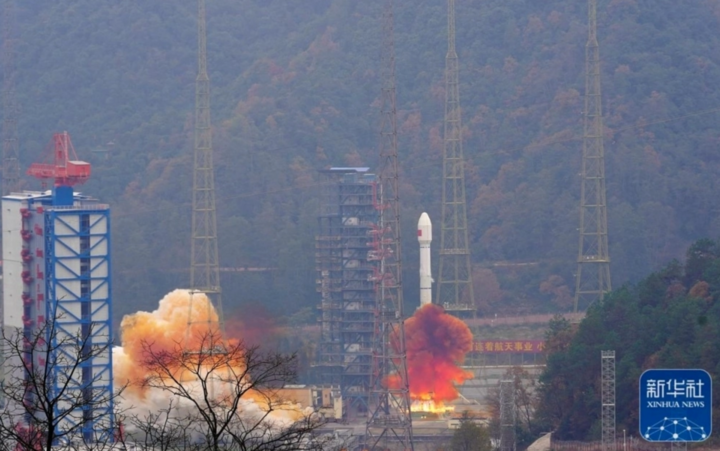 Trung Quốc phóng tên lửa đẩy Trường Chinh 3B và Viễn Chinh 1 từ Trung tâm phóng vệ tinh Tây Xương, đưa các vệ tinh dẫn đường Bắc Đẩu thứ 57 và 58 vào quỹ đạo định sẵn. (Ảnh: Tân Hoa xã)