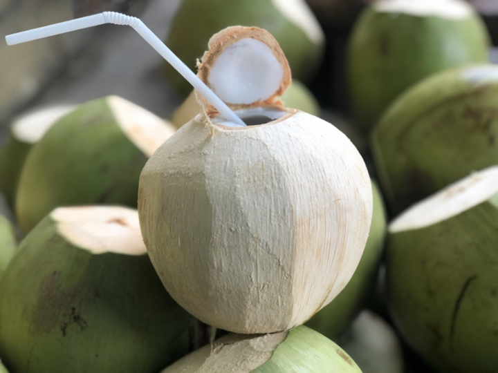 Không nên uống nước dừa liên tục trong nhiều ngày. (Ảnh minh hoạ)