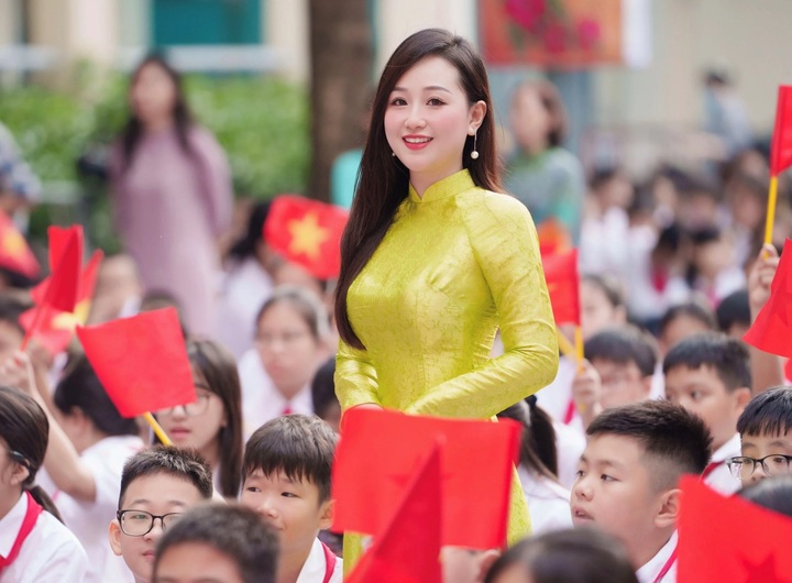 Đầu tháng 9, cô Nguyễn Mỹ Linh (26 tuổi, giáo viên dạy Ngữ văn tại một trường cấp 2 ở Hà Nội) bỗng nổi như cồn khi hình ảnh cô trong buổi lễ khai giảng được lan truyền trên mạng xã hội. Ngắm vẻ đẹp dịu dàng của cô trong tà áo dài thướt tha bên cạnh những gương mặt thơ ngây của học trò, nhiều cư dân mạng không tiếc lời ngợi khen.