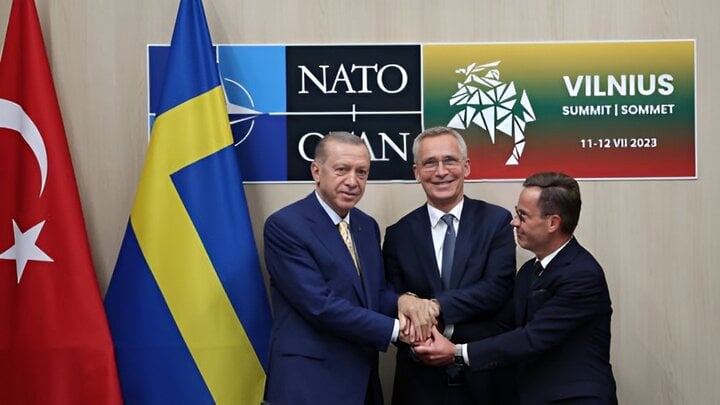Tổng thống Thổ Nhĩ Kỳ Recep Tayyip Erdogan gặp Tổng thư ký Tổ chức Hiệp ước Bắc Đại Tây Dương (NATO) Jens Stoltenberg và Thủ tướng Thụy Điển Ulf Kristersson. (Ảnh: RT)