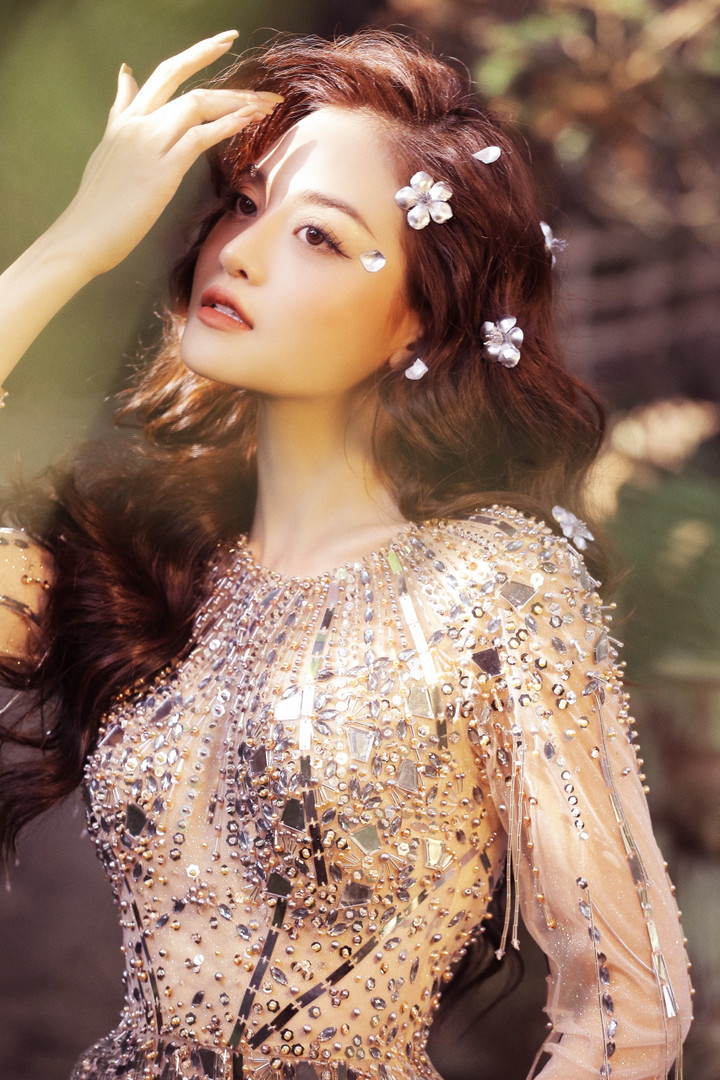 Để thực hiện campaign quảng bá cho show Xuân Hè 2024, NTK Hà Duy cùng nàng thơ Thùy Anh đã lên Sapa chụp hình vào những ngày mùa đông lạnh giá. Ê-kíp chọn khu rừng sa mộc nguyên sinh để nữ diễn viên biến hóa thành nữ thần giữa thiên nhiên.