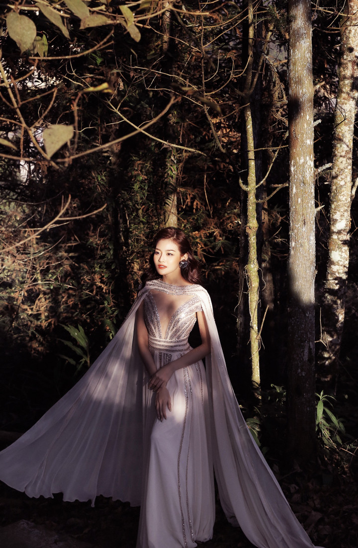 Trước thắc mắc có lo ngại việc nữ diễn viên phim “Đừng nói khi yêu" không có chiều cao lý tưởng, thiếu kinh nghiệm catwalk khi diễn mở màn cho show ngày 14/1, Hà Duy cho rằng, anh không đòi hỏi Thùy Anh đi như model chuyên nghiệp, mà anh thích tinh thần trẻ trung và sự tươi mới Thùy Anh sẽ mang lại cho chương trình.