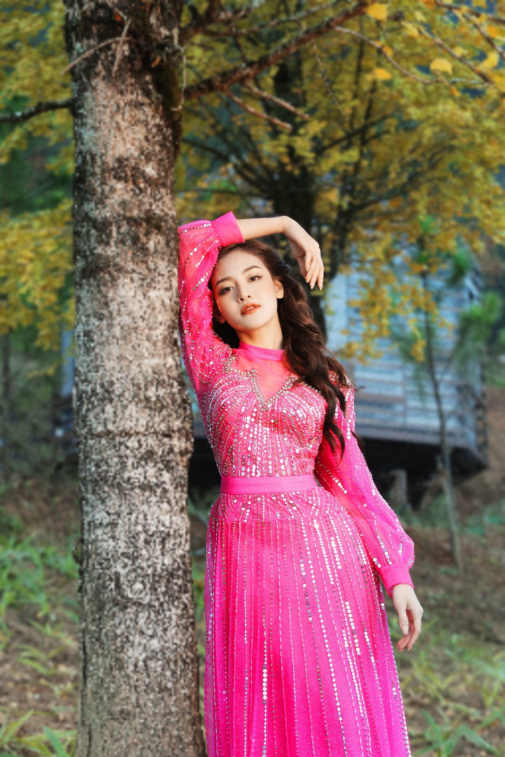 Show Xuân Hè 2024 của Hà Duy được chia làm hai phần với hai bộ sưu tập nhỏ: trang phục ứng dụng hàng ngày và trang phục dự tiệc. Nhà thiết kế nổi tiếng lấy cảm hứng thực hiện bộ sưu tập từ những con người, câu chuyện giản dị diễn ra trong cuộc sống của anh.