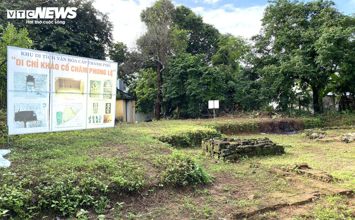 Di chỉ khảo cổ Chăm Phong Lệ hoang phế.