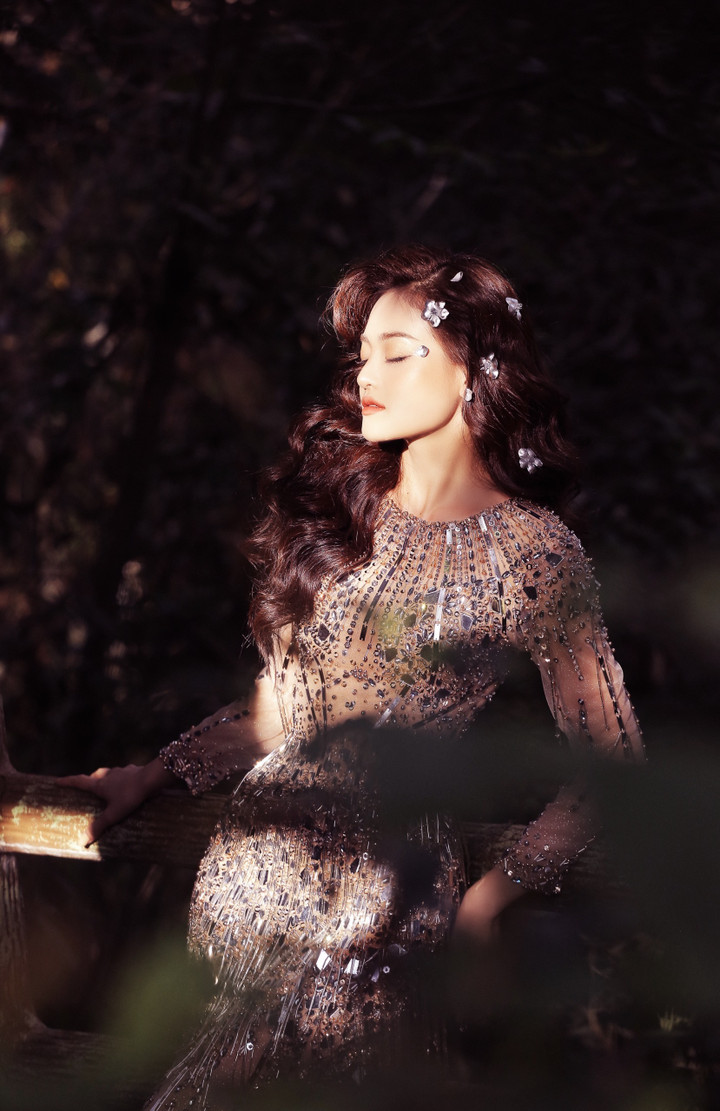 Mặc dù phải đi bộ sâu vào rừng sa mộc, tạo dáng giữa cây cỏ nhiều gai và làm việc dưới trời lạnh 14 độ C, nhưng cô không hề than mệt. Nữ diễn viên cười nói rằng, dù bị cảm lạnh sau buổi chụp hình, cô vẫn thấy vui vì đã diễn được đúng dáng pose và biểu cảm mà NTK Hà Duy mong muốn. Ngắm nhìn bộ ảnh hoàn thiện, cô thấy mọi công sức mình bỏ ra đã được đền bù xứng đáng.