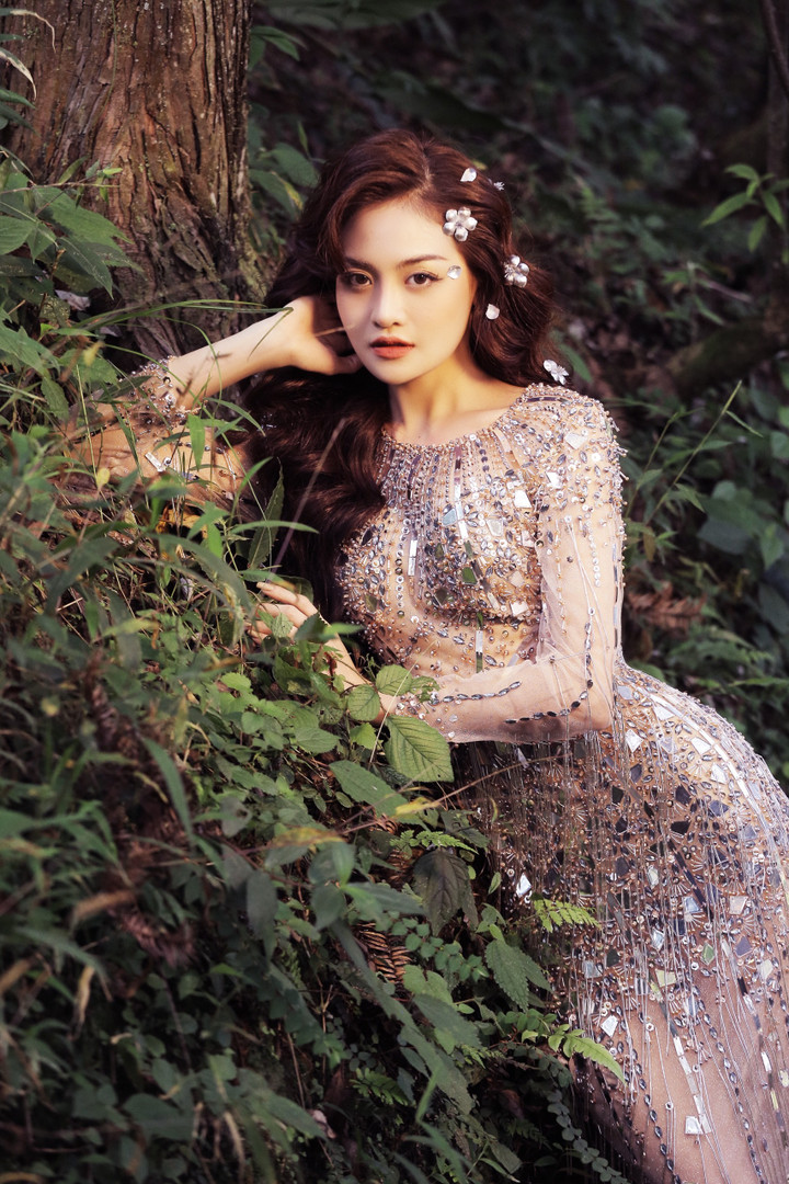 Diện các thiết kế dạ hội bó sát được đính kết cầu kỳ, Thùy Anh khoe trọn body thanh mảnh cùng nhan sắc rạng rỡ ở tuổi 28.