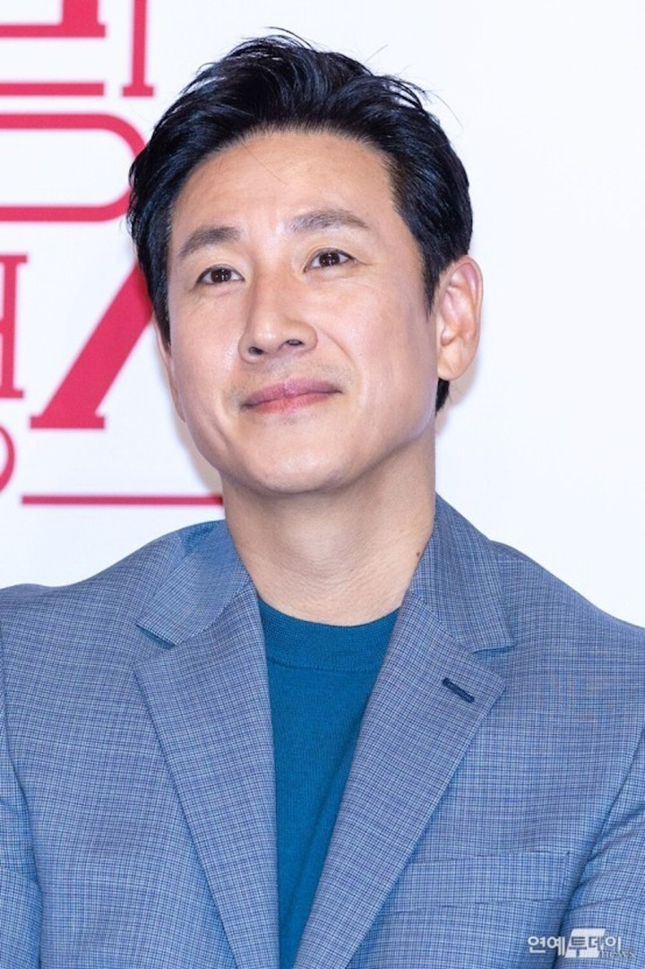 "Ảnh đế" Baeksang (2014) Lee Sun Kyun quyết định dừng cuộc đời ở tuổi 48.