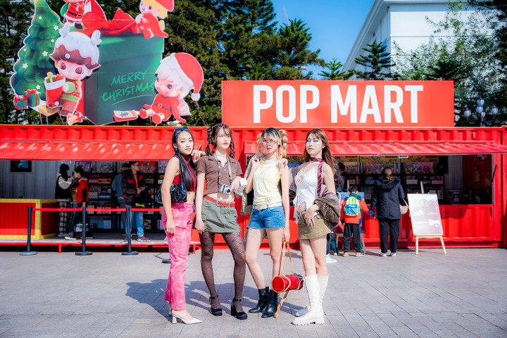 Những bức ảnh check-in ấn tượng “gây bão” cộng đồng mạng tại Hội chợ Art toy Giáng sinh quốc tế.