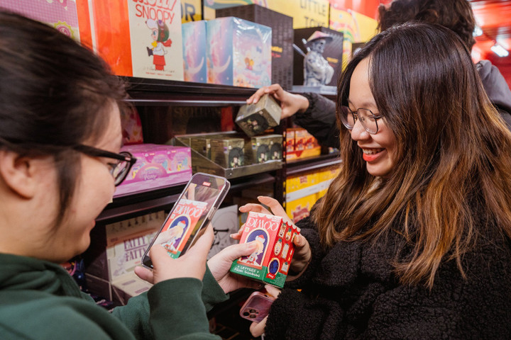 Niềm vui của khách hàng khi sở hữu các nhân vật Art toy được thiết kế riêng cho Giáng sinh.