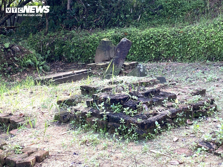 Ngôi mộ cổ trong khu di chỉ sau khi được phát hiện, khai quật hiện chưa có phương án bảo tồn.