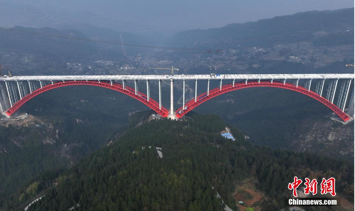 Cầu Song Bảo bắc qua 2 thung lũng Song Câu ở sông Đại Động và Tiểu Hà ở quận Vũ Long. Địa hình hẻm núi tựa hình chữ W cùng địa chất núi đá vôi điển hình mang đến những thách thức lớn cho nhóm thiết kế dự án. (Ảnh: Chinanews)