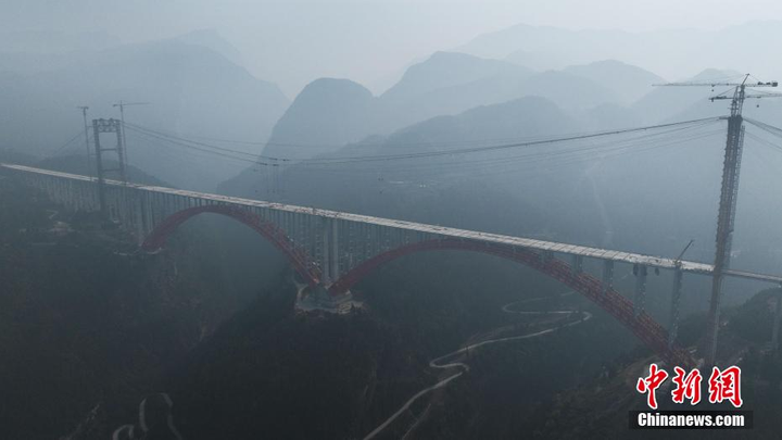 Với nhịp đôi dài 2×405 mét, cầu Song Bảo trở thành cây cầu vòm nhịp đôi lớn nhất thế giới đang được xây dựng. (Ảnh: Chinanews)