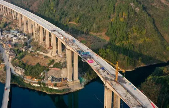 Tính đến thời điểm hiện tại, dự án cao tốc Du Tương dài 280km với tổng vốn đầu tư 64 tỷ nhân dân tệ (hơn 220.000 tỷ đồng), đã được kết nối với 125 cây cầu và 58 đường hầm. Giai đoạn thứ hai với các dự án cơ điện, an toàn giao thông và xanh hóa của dự án đã bước vào quá trình xây dựng với cường độ cao. Cao tốc dự kiến thông xe vào cuối năm 2024. (Ảnh: Nhật báo Trùng Khánh)