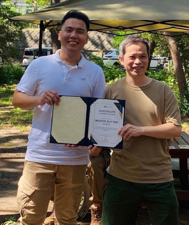Anh Tân được công ty biểu dương và khen thưởng sau khi cứu người. (Ảnh: NVCC)