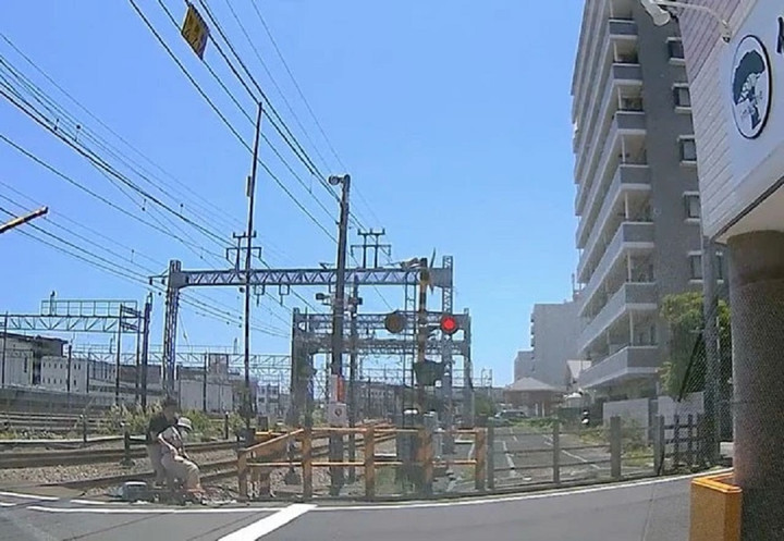 Anh Tân cứu cụ ông người Nhật ra khỏi đường ray. (Ảnh chụp màn hình)