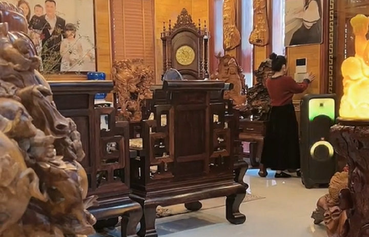 Những phòng khách "ngập mùi gỗ" được TikToker khoe. (Ảnh chụp màn hình)