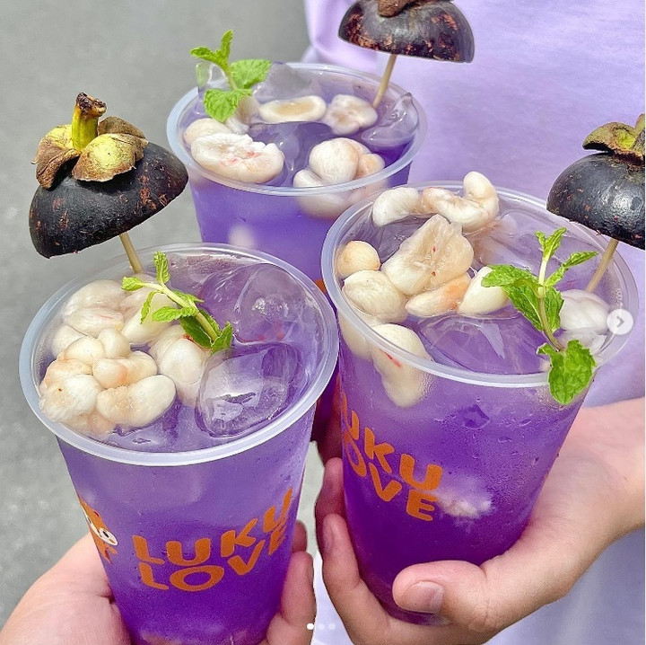 Màu tím siêu "nịnh mắt" của món trà măng cụt hoa đậu biếc rất được lòng giới trẻ. (Ảnh: Instagram @monngonhp)