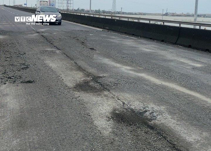 Khu quản lý đường bộ III đã chỉ đạo đơn vị túc trực, tăng cường kiểm tra tuyến để vá sửa ngay ổ gà phát sinh