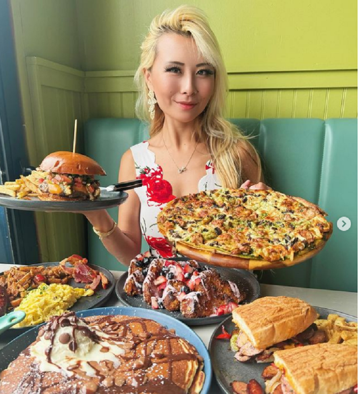 Raina Huang có 4,3 triệu người theo dõi trên các nền tảng mạng xã hội nhờ đăng clip thưởng thức những món ăn ngon. (Ảnh: Instagram Raina Huang)