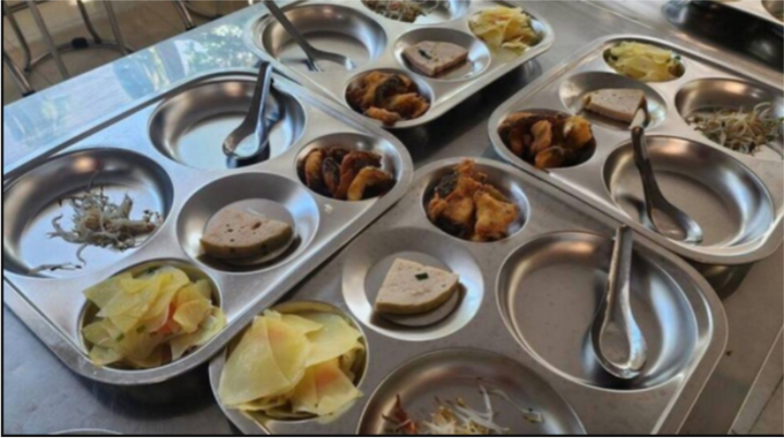 Hình ảnh bữa ăn dành cho học sinh bán trú gây nhiều tranh cãi.