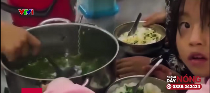 11 học sinh bán trú ăn 2 gói mì tôm chan cơm. (Ảnh VTV)