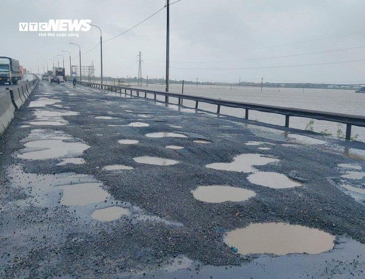 QL1 đoạn qua Phú Yên xuất hiện nhiều "ổ voi", "ổ gà" sau mưa lớn.
