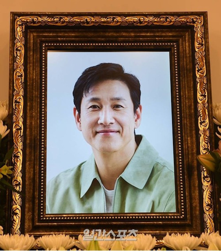 Di ảnh tài tử Lee Sun Kyun.