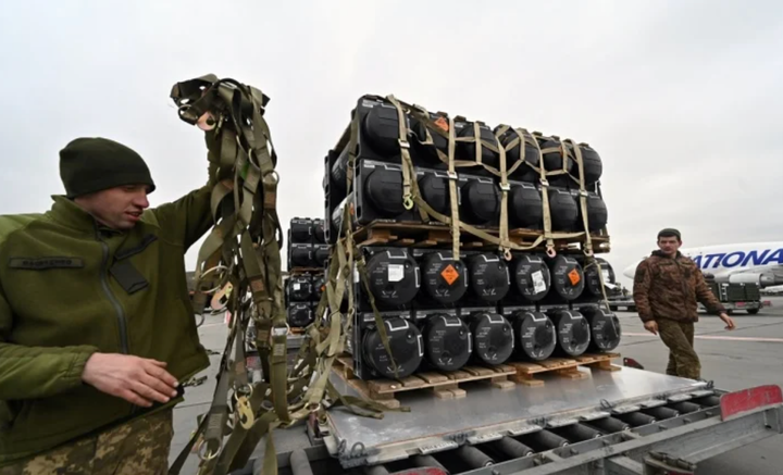 Mỹ và đồng minh liên tục cung cấp khí tài cho Ukraine đối đầu Nga. (Ảnh: Getty)