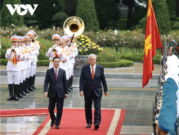 Tổng thống Kazakhstan Kassym-Jomart Tokayev thăm chính thức Việt Nam lần đầu tiên từ ngày 20-22/8. Trong chuyến thăm này, hai bên nhấn mạnh hợp tác giữa Việt Nam và Kazakhstan ngày càng được mở rộng sang tất cả các lĩnh vực mà hai bên cùng quan tâm, bao gồm các lĩnh vực mới có nhiều tiềm năng hợp tác cùng có lợi. Lãnh đạo hai quốc gia nhất trí tăng cường trao đổi đoàn ở các cấp thông qua các kênh đảng, nhà nước, chính phủ, quốc hội cũng như giao lưu nhân dân. Trong ảnh: Chủ tịch nước Võ Văn Thưởng chủ trì Lễ đón Tổng thống Kazakhstan Kassym-Jomart Tokayev.