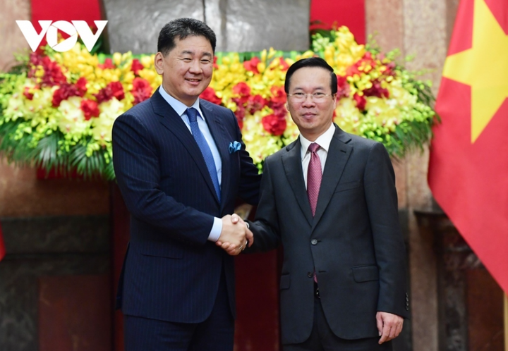 Tổng thống Mông Cổ Ukhnaagiin Khurelsukh và Phu nhân thăm cấp Nhà nước tới Việt Nam từ ngày 1/11-5/11 theo lời mời của Chủ tịch nước Võ Văn Thưởng. Trong khuôn khổ chuyến thăm, hai bên đã ký 6 văn kiện hợp tác. Nhân dịp này, lãnh đạo hai nước đã ra Tuyên bố chung, nhất trí tiếp tục tăng cường trao đổi đoàn, tiếp xúc cấp cao, các cấp thông qua các kênh Đảng, Nhà nước, Quốc hội bằng nhiều hình thức linh hoạt; phối hợp triển khai các hoạt động kỷ niệm 70 năm thiết lập quan hệ ngoại giao năm 2024.