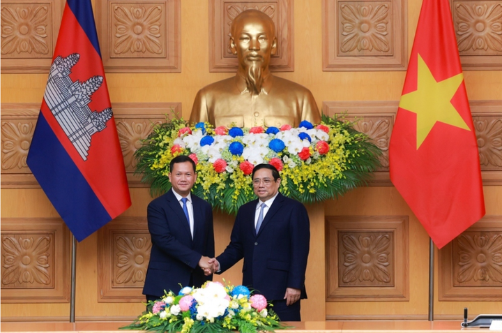 Thủ tướng Vương quốc Campuchia - Samdech Moha Bovor Thipadei Hun Manet thăm chính thức Việt Nam từ ngày 11-12/12. Tại các cuộc gặp gỡ, tiếp xúc cấp cao, hội đàm, hội kiến, lãnh đạo Việt Nam nhấn mạnh chính sách nhất quán của Việt Nam là luôn coi trọng và dành ưu tiên cao cho quan hệ “láng giềng tốt đẹp, hữu nghị truyền thống, hợp tác toàn diện, bền vững lâu dài” Việt Nam -Campuchia; cũng như luôn coi trọng truyền thống quan hệ đoàn kết gắn bó, chia sẻ hỗ trợ lẫn nhau giữa hai nước trong công cuộc đấu tranh giành độc lập dân tộc trước đây và trong sự nghiệp xây dựng và phát triển đất nước ngày nay.