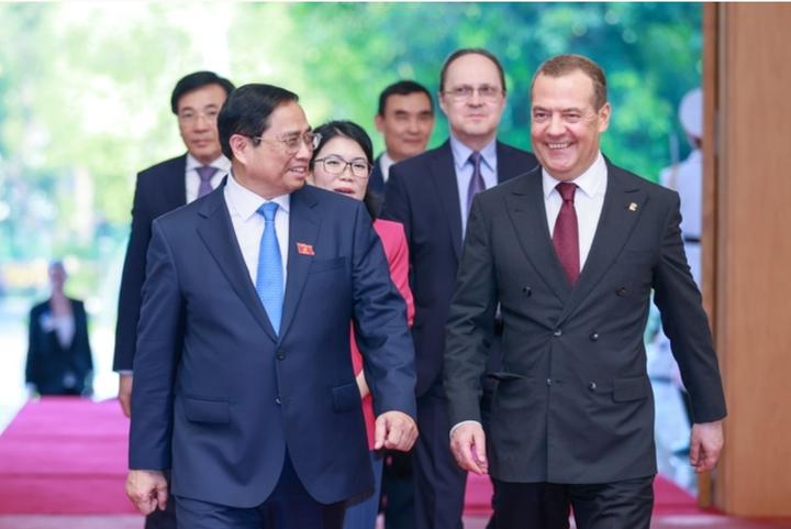 Chủ tịch Đảng nước Nga thống nhất, Phó Chủ tịch Hội đồng an ninh Liên bang Nga Dmitry Medvedev thăm chính thức Việt Nam từ ngày 21-23/5. Chuyến thăm là dịp để hai bên trao đổi về hợp tác giữa hai Đảng, hai nước nhằm tăng cường hiểu biết lẫn nhau, tiếp tục thống nhất các biện pháp nâng cao hơn nữa hiệu quả trong hợp tác song phương, vì lợi ích của người dân và sự phát triển của hai nước. (Ảnh: VGP)
