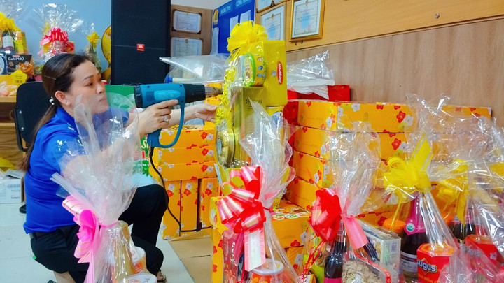 Nhân viên Co.opmart tất bật gói quà Tết phục vụ khách hàng.