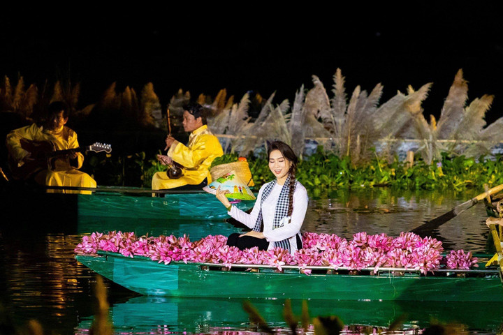 Như Huỳnh sở hữu nhan sắc xinh đẹp, giọng hát ngọt ngào.