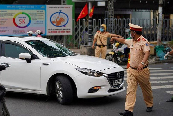 Ô tô không xi-nhan khi chuyển hướng bị phạt bao nhiêu tiền? - 1