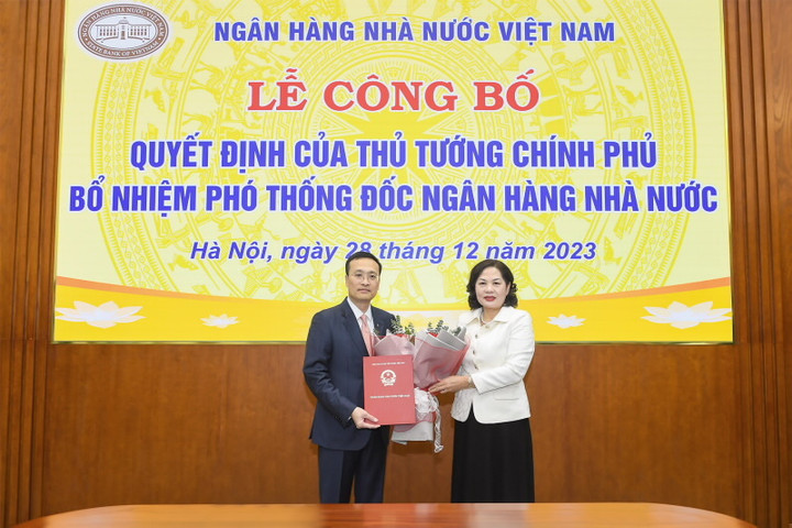 Tân Phó Thống đốc Ngân hàng Nhà nước Phạm Quang Dũng nhận quyết định bổ nhiệm của Thủ tướng. (Ảnh: VGP)