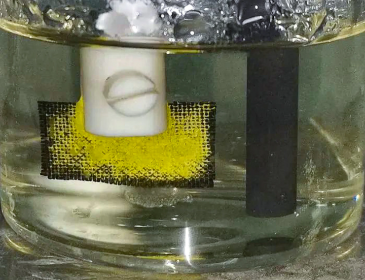 Uranium màu vàng sáng hình thành trên tấm vải trong thí nghiệm chiết xuất từ nước biển của các nhà khoa học Trung Quốc. (Ảnh: SCMP)