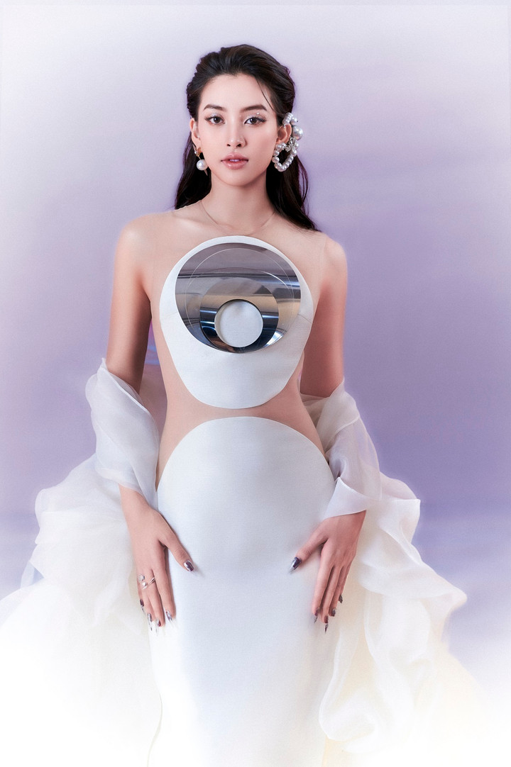 Trong loạt ảnh, người đẹp diện các thiết kế thuộc BST "Hải trình" được NTK Lê Ngọc Lâm lấy cảm hứng từ bài thơ "Đoàn thuyền đánh cá" của Huy Cận.