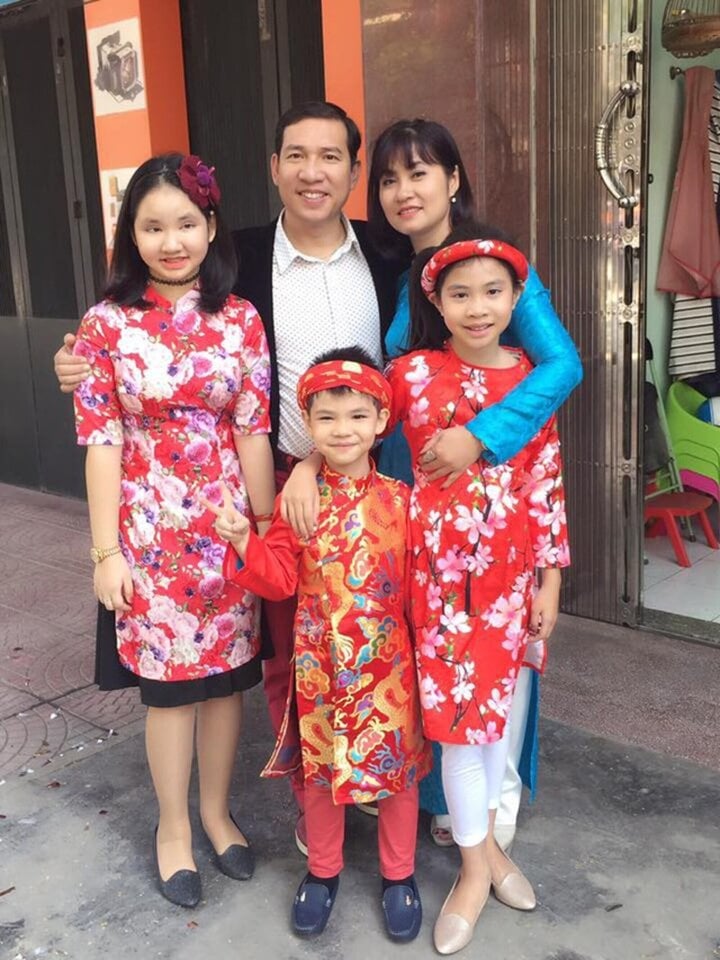 Mỗi khi có thời gian rảnh dỗi, các con được nghỉ học, bà xã vẫn tranh thủ đưa các con lên thăm Quang Thắng.