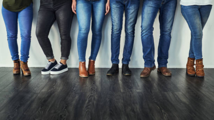 Điều gì xảy ra nếu mặc quần jeans cả ngày? Thói quen này cản trở lưu thông máu, làm xấu tư thế. (Ảnh minh hoạ: Istock)