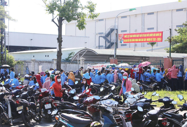 Nhiều lao động vẫn chưa nắm rõ các quy định pháp luật để bảo vệ quyền lợi cho mình khi đau ốm. (Ảnh: Xuân Tiến)