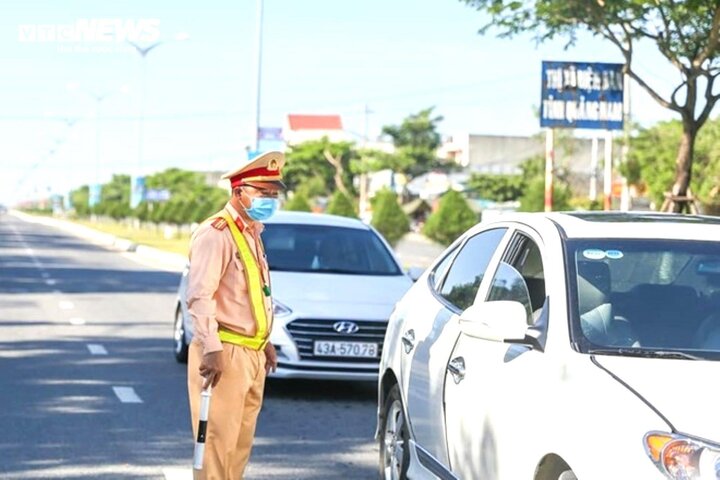 Cảnh sát Giao thông Công an Đà Nẵng điều tiết giao thông.