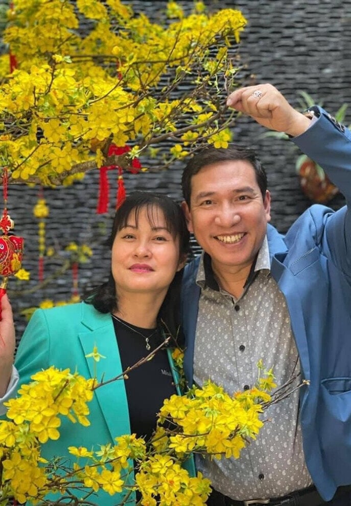 "Táo kinh tế" Quang Thắng có cuộc hôn nhân viên mãn với bà xã Cao Thanh Hảo. Cô kém chồng 11 tuổi.