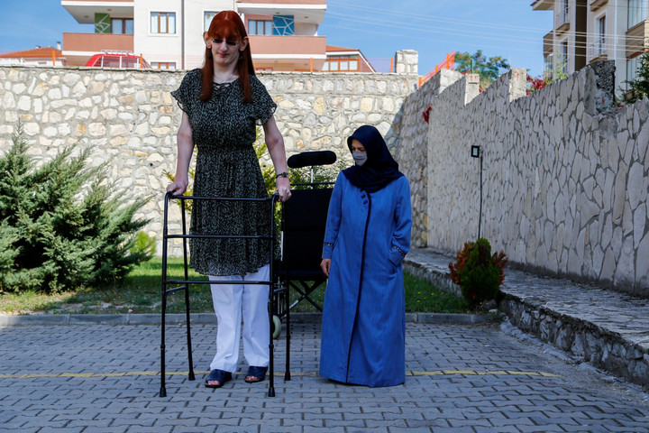 Rumeysa Gelgi chụp hình cùng mẹ. (Ảnh: Reuters)