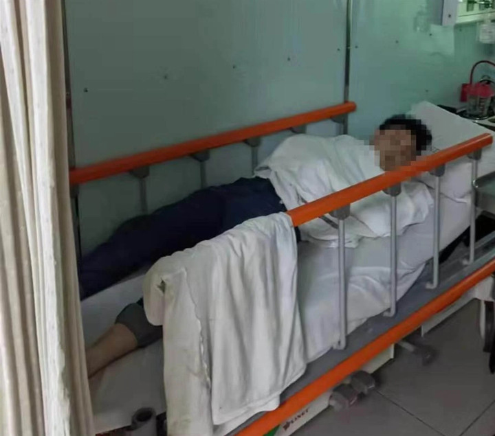 Trương bị đánh đập dã man, phải đến bệnh viện địa phương để chữa trị. (Ảnh: Baidu)
