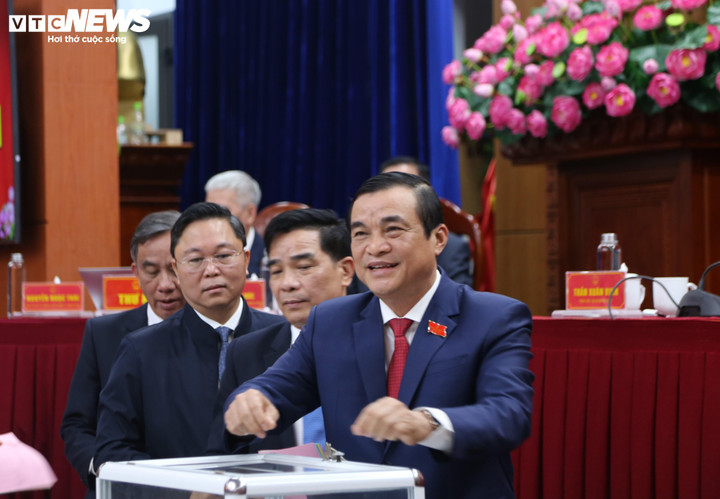 Các đại biểu bỏ phiếu tín nhiệm 28 chức danh do HĐND tỉnh Quảng Nam bầu.