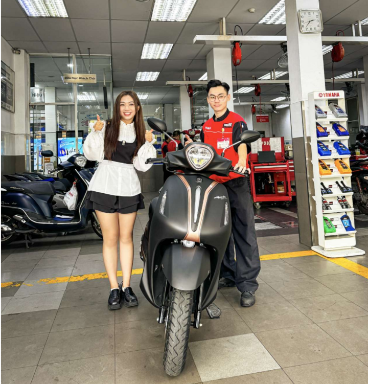 Couple Zuy Hấu và Thanh Hằng check-in tại Yamaha Town trong lần bảo dưỡng xe gần đây.